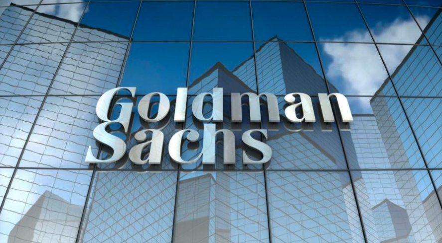 - Goldman Sachs отчете силен растеж през второто тримесечие с нетни приходи от 17% на годишна база и нетни печалби от 3,04 милиарда долара.
- Фирмата увеличи своя тримесечен дивидент с 9% и изкупи обратно акции на стойност 3,5 милиарда долара през второто тримесечие, подчертавайки своя ангажимент да върне капитала на акционерите.
- Отделът за глобално банкиране и пазари отчете 14% увеличение на нетните приходи, водени от значителния ръст на таксите за инвестиционно банкиране и положителната перспектива за дейността по сливания и придобивания.