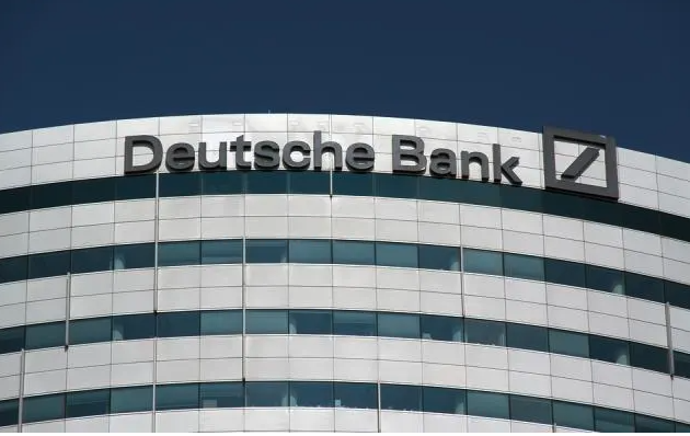- Deutsche Bank отчете солидни финансови резултати през второто тримесечие на 2024 г. въпреки значителната законова разпоредба, като приходите са на път да постигнат целите за цялата година.
- Изпълнителният директор и финансовият директор потвърдиха увереността си в постигането на дългосрочните цели по време на разговора за печалбите, с акцент върху възвръщаемостта на акционерите и оперативната ефективност.
- Краткосрочната слабост в цената на акциите се разглежда като временна неуспех, с потенциал за значително увеличение на дивидентите и ръст на цената на акциите в бъдеще.